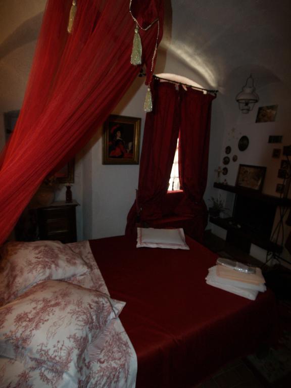 Bed and Breakfast Le Petit Chateau Dolceacqua Zimmer foto