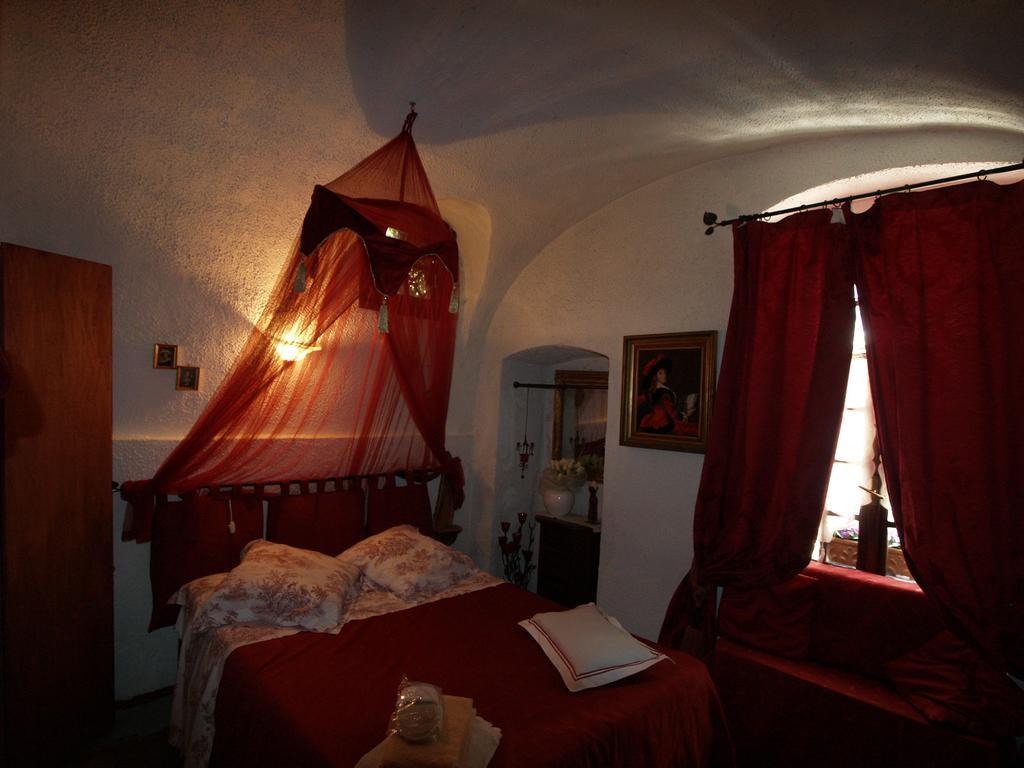 Bed and Breakfast Le Petit Chateau Dolceacqua Zimmer foto