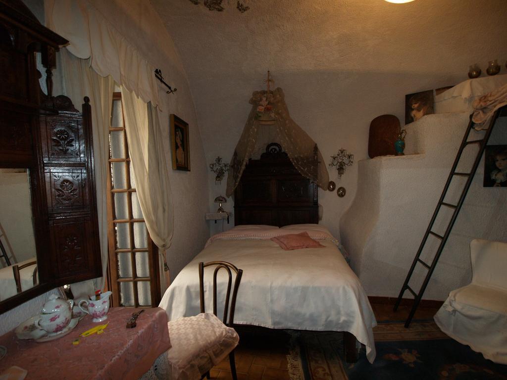 Bed and Breakfast Le Petit Chateau Dolceacqua Zimmer foto