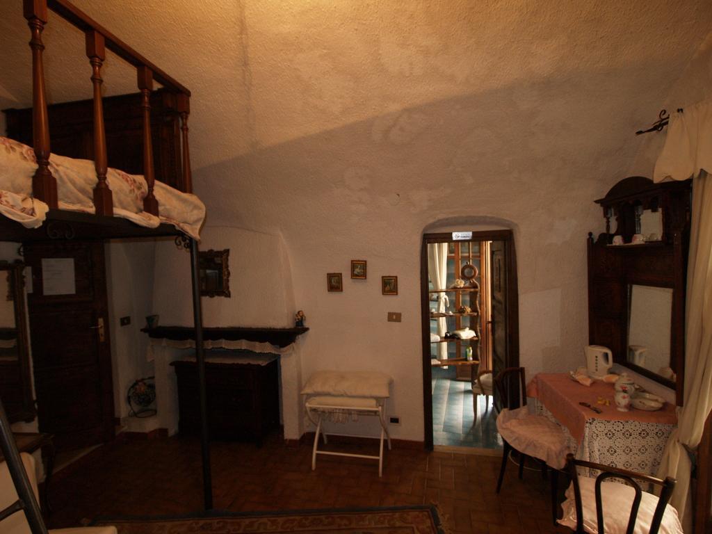 Bed and Breakfast Le Petit Chateau Dolceacqua Exterior foto
