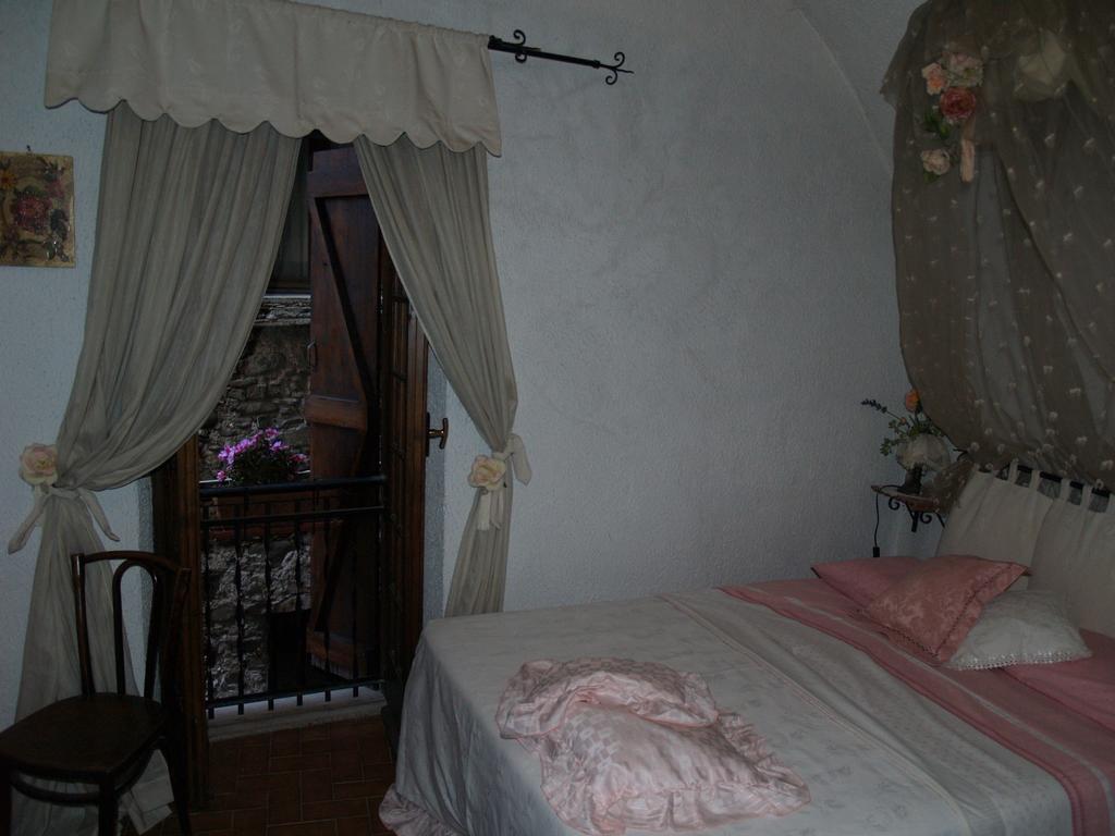 Bed and Breakfast Le Petit Chateau Dolceacqua Zimmer foto