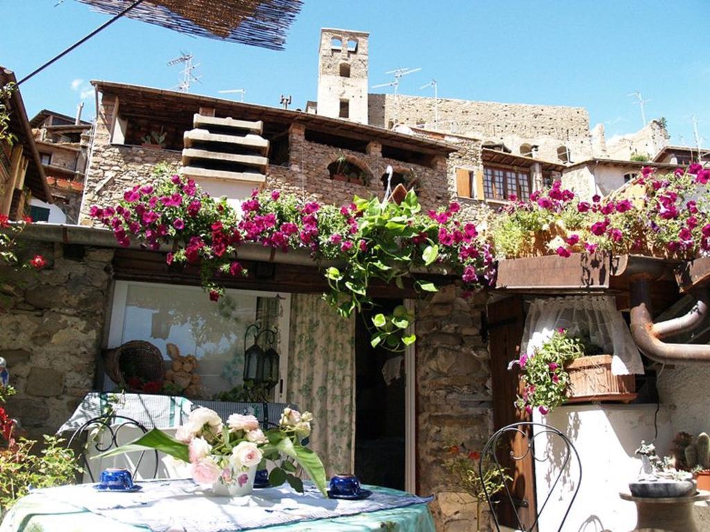 Bed and Breakfast Le Petit Chateau Dolceacqua Exterior foto
